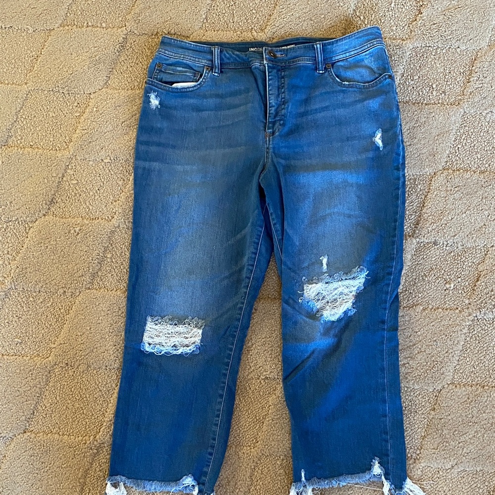Stylish Distressed Capri Jeans in Blue